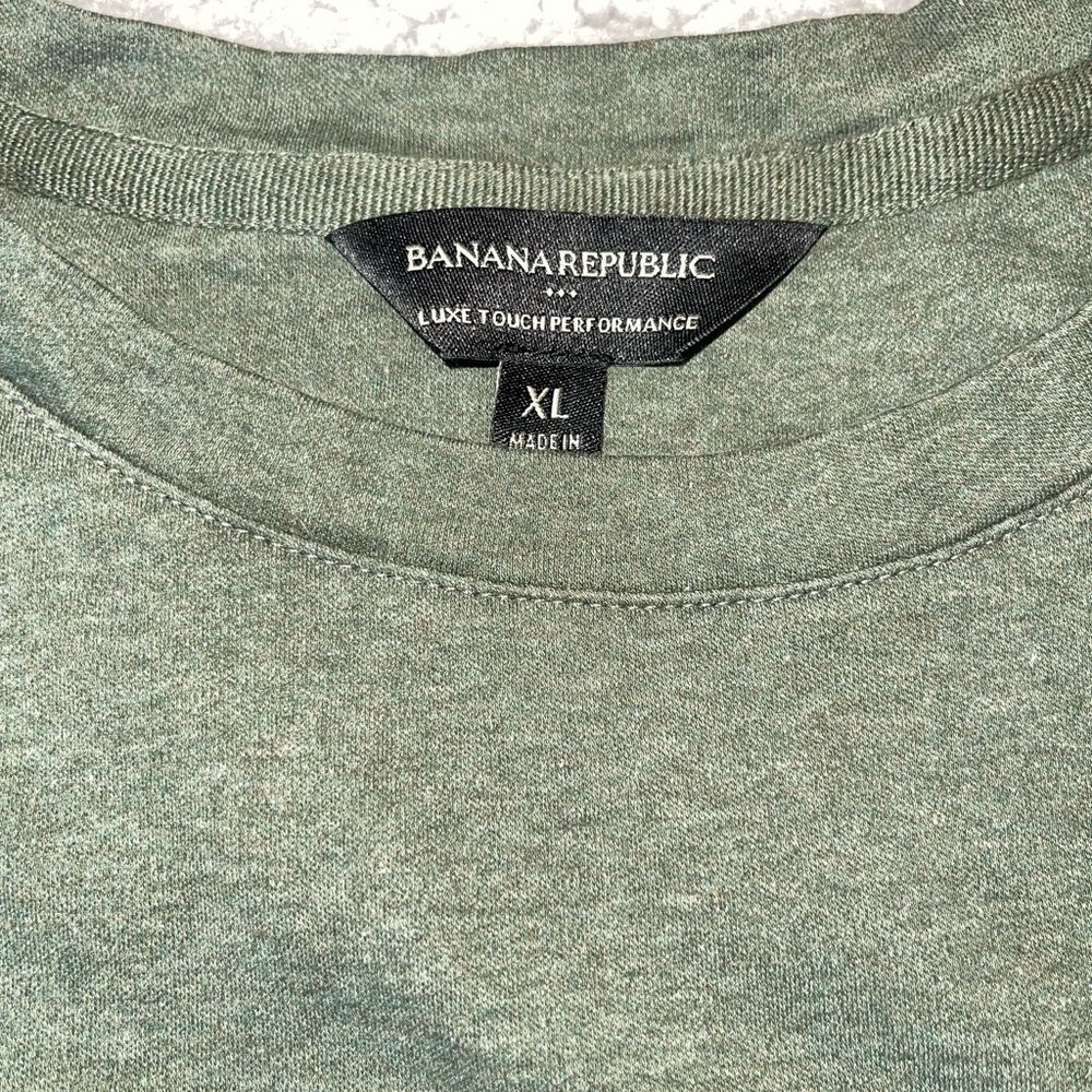 Banana Republic Men’s Olive and Beige Tees - Picture 4 of 7